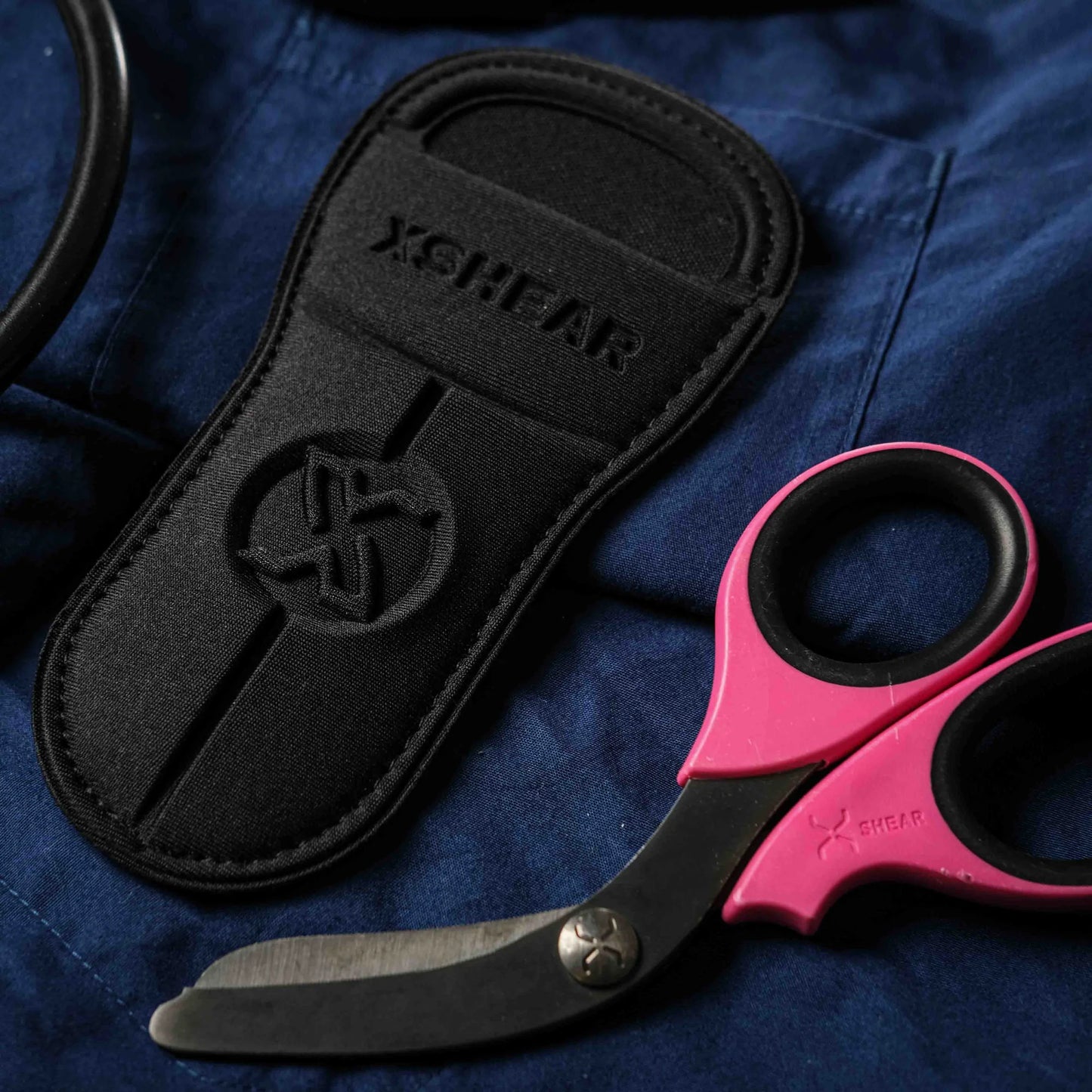 XShear 7.5“ Trauma Shears, Stainless blade Pink/Black Handles