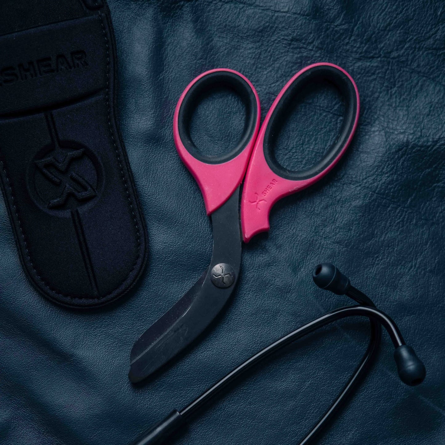 XShear 7.5“ Trauma Shears, Stainless blade Pink/Black Handles
